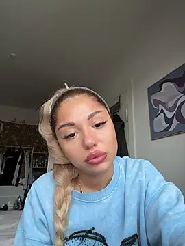 Snapshot of SilkyMira chatting on December 15, 2025, 10:41 am SilkyMira online show from December 15, 2025, 10:41 am