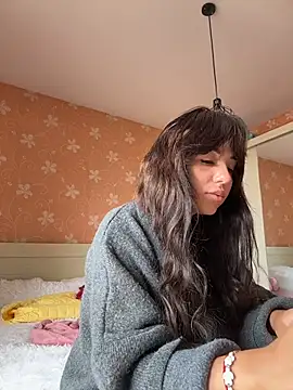 Snapshot of SilkyMira chatting on May 19, 2026, 8:42 am SilkyMira online show from May 19, 2026, 8:42 am