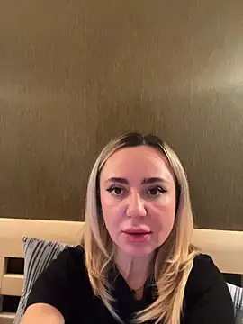 Snapshot of Arina_g chatting on December 17, 2025, 9:43 pm Arina g online show from December 17, 2025, 9:43 pm