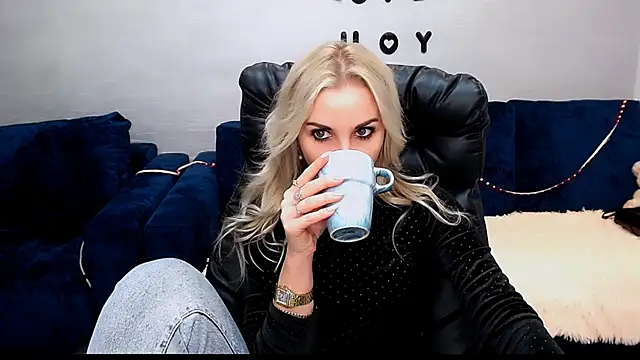 Snapshot of Hanna--Sweet chatting on December 16, 2025, 11:37 am Hanna--Sweet online show from December 16, 2025, 11:37 am