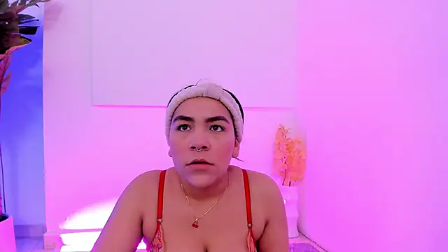 Snapshot of Sophie-dallas chatting on December 15, 2025, 12:53 pm Sophie-dallas online show from December 15, 2025, 12:53 pm