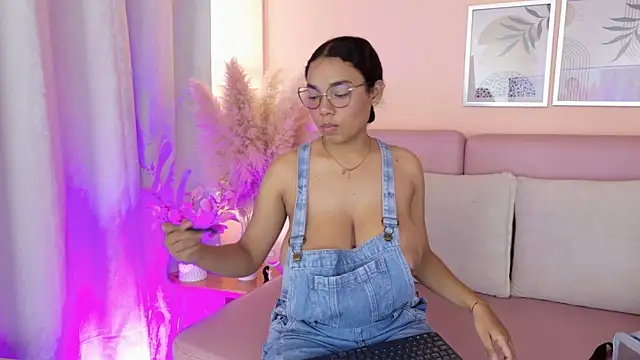 Emmy And Luna online show from July 2, 2026, 12:33 pm