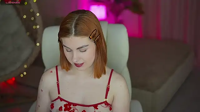GingerPinky online show from April 28, 2026, 7:08 pm
