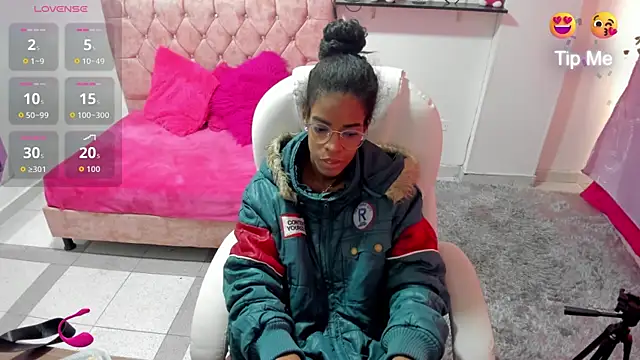 Snapshot of Thianahornyy chatting on December 17, 2025, 12:11 pm Thianahornyy online show from December 17, 2025, 12:11 pm