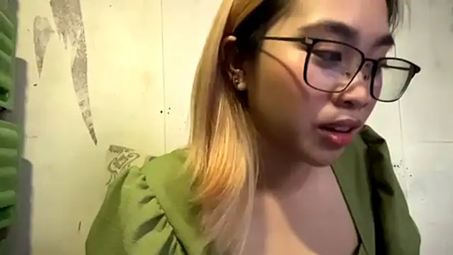 Snapshot of LenoraFrailey chatting on December 20, 2025, 2:07 am LenoraFrailey online show from December 20, 2025, 2:07 am