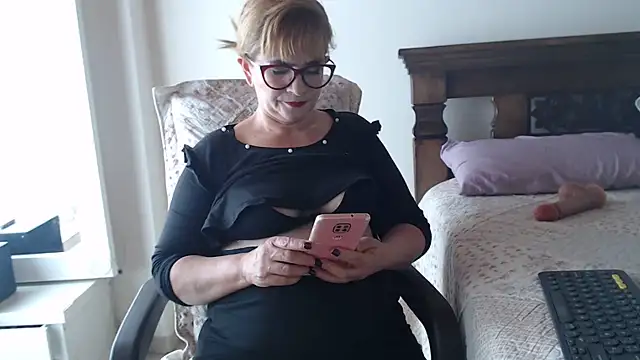 Snapshot of evelynsmithco chatting on May 26, 2026, 6:59 pm evelynsmithco online show from May 26, 2026, 6:59 pm