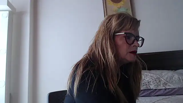 Snapshot of evelynsmithco chatting on June 4, 2026, 3:51 pm evelynsmithco online show from June 4, 2026, 3:51 pm