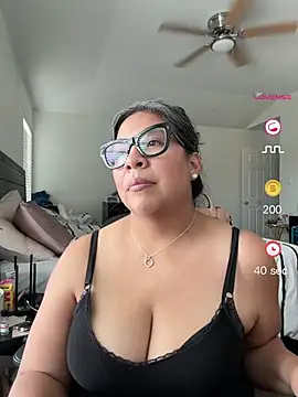 Snapshot of BettyWhispers chatting on June 5, 2026, 3:29 pm BettyWhispers online show from June 5, 2026, 3:29 pm