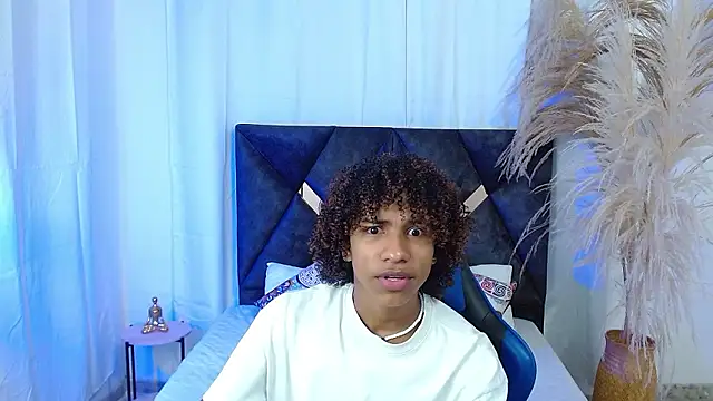 angelll18  online show from January 9, 2026, 9:05 pm