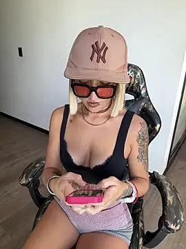 lolalatinaa online show from February 20, 2026, 9:04 pm