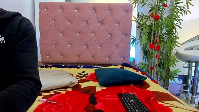 Jazmin040  online show from March 9, 2026, 11:47 am