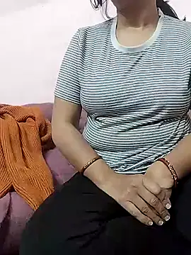 Snapshot of QSMTCNNT chatting on December 15, 2025, 11:47 am QSMTCNNT online show from December 15, 2025, 11:47 am