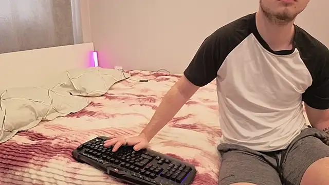 Snapshot of Pearl_couple chatting on February 8, 2026, 9:02 am Pearl couple online show from February 8, 2026, 9:02 am