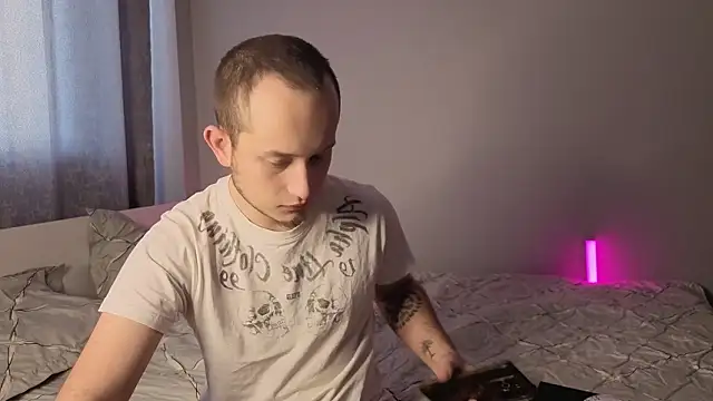 Snapshot of Pearl_couple chatting on February 10, 2026, 9:02 am Pearl couple online show from February 10, 2026, 9:02 am