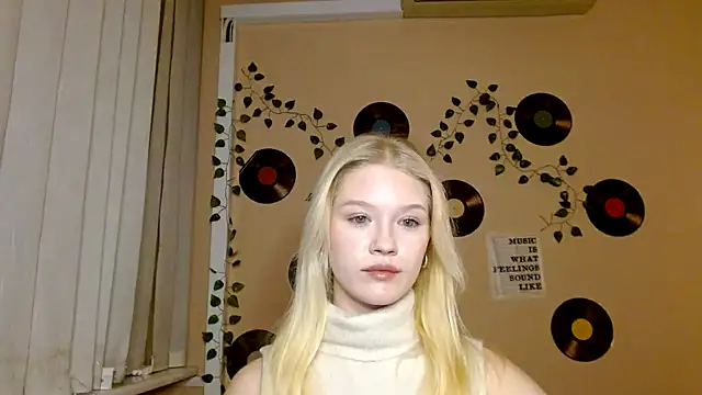 Aria  Moon online show from December 17, 2025, 2:56 pm