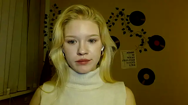 Snapshot of Aria__Moon chatting on December 18, 2025, 2:45 pm Aria Moon online show from December 18, 2025, 2:45 pm