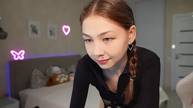 luna young online show from April 15, 2026, 5:31 pm