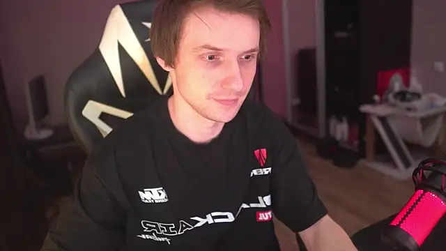 Snapshot of art_hunter chatting on December 15, 2025, 8:46 pm art hunter online show from December 15, 2025, 8:46 pm