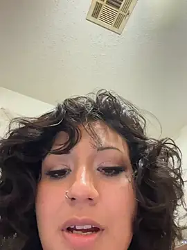 Snapshot of Rayvenveil chatting on April 10, 2026, 7:46 am Rayvenveil online show from April 10, 2026, 7:46 am