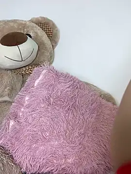 Snapshot of Aleja_oficial chatting on December 17, 2025, 10:05 pm Aleja oficial online show from December 17, 2025, 10:05 pm