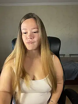 Snapshot of CaramelleSugarr chatting on July 18, 2026, 5:17 pm CaramelleSugarr online show from July 18, 2026, 5:17 pm