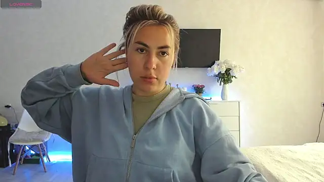 Snapshot of Roxi_Joy chatting on June 3, 2026, 9:34 am Roxi Joy online show from June 3, 2026, 9:34 am