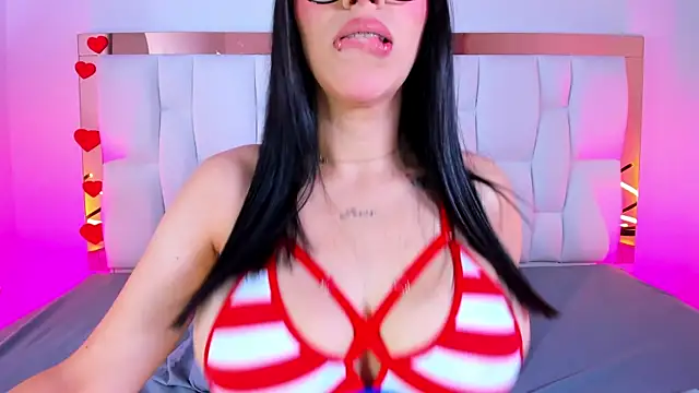 CamilleJuicy  online show from June 19, 2026, 1:04 pm