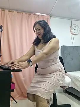 Snapshot of christy_ant chatting on June 16, 2026, 6:21 pm christy ant online show from June 16, 2026, 6:21 pm