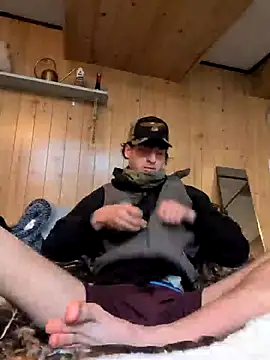 Snapshot of B8RHUNG chatting on December 16, 2025, 10:37 pm B8RHUNG online show from December 16, 2025, 10:37 pm