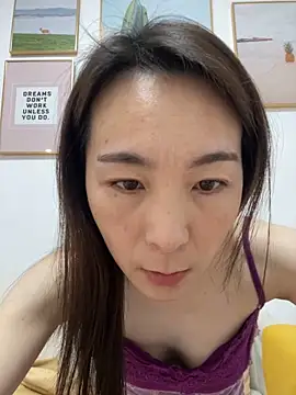 Snapshot of you-005 chatting on December 19, 2025, 2:18 am you-005 online show from December 19, 2025, 2:18 am