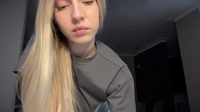 Snapshot of blondinkaa chatting on April 7, 2026, 8:53 pm blondinkaa online show from April 7, 2026, 8:53 pm