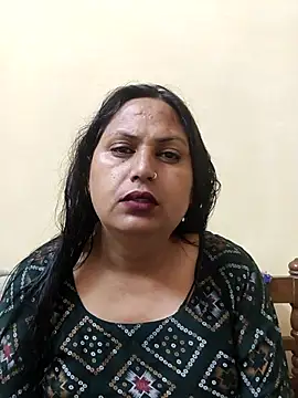 Hotmylips online show from April 24, 2026, 3:42 am