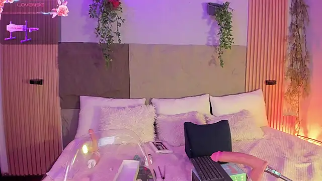 isabellagiirl online show from May 7, 2026, 10:48 pm