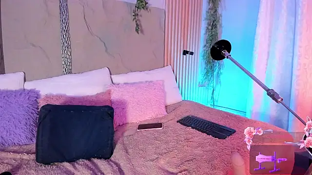 isabellagiirl online show from July 21, 2026, 8:33 pm