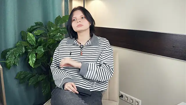 Snapshot of LurleneRanft chatting on December 18, 2025, 8:42 am LurleneRanft online show from December 18, 2025, 8:42 am