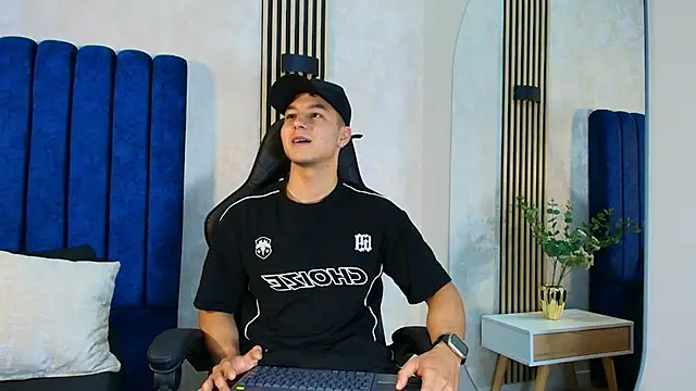 Noah Clarkk online show from May 17, 2026, 6:15 pm