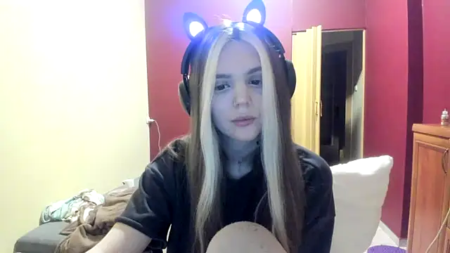 Snapshot of LunaAngell chatting on December 21, 2025, 11:12 pm LunaAngell online show from December 21, 2025, 11:12 pm