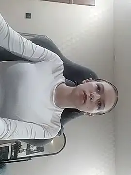 Snapshot of Yzi chatting on December 22, 2025, 8:33 am Yzi online show from December 22, 2025, 8:33 am