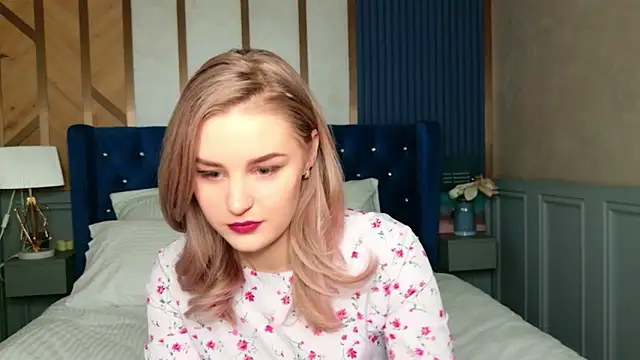 Molly Voss online show from January 18, 2026, 5:44 am