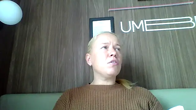 jennyblondeuk online show from April 13, 2026, 12:43 pm