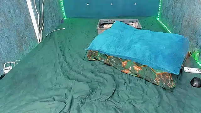 RedAssHottie online show from October 15, 2025, 2:55 am