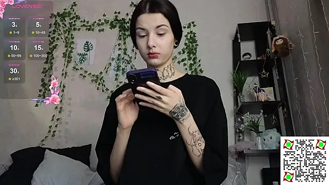 Snapshot of LeonaHinnes chatting on January 14, 2026, 2:28 am LeonaHinnes online show from January 14, 2026, 2:28 am