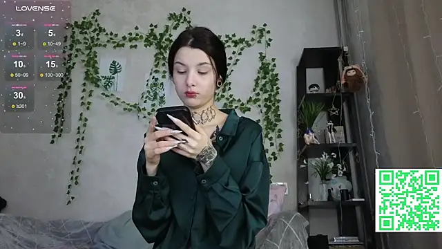 Snapshot of LeonaHinnes chatting on February 12, 2026, 2:28 am LeonaHinnes online show from February 12, 2026, 2:28 am