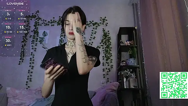 Snapshot of LeonaHinnes chatting on February 19, 2026, 11:28 am LeonaHinnes online show from February 19, 2026, 11:28 am