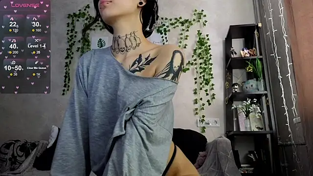 Snapshot of LeonaHinnes chatting on March 10, 2026, 3:11 am LeonaHinnes online show from March 10, 2026, 3:11 am