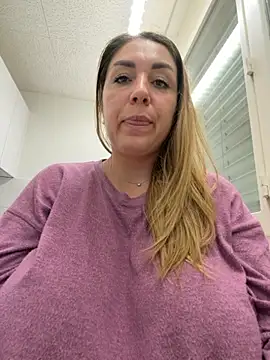 Snapshot of Vaannessaa chatting on December 21, 2025, 8:27 pm Vaannessaa online show from December 21, 2025, 8:27 pm