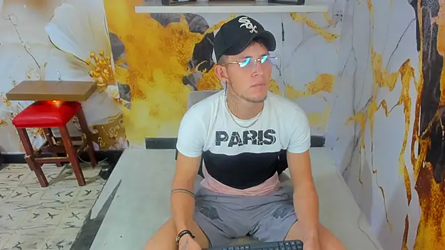 Chuck LatinBoy online show from December 21, 2025, 5:42 pm