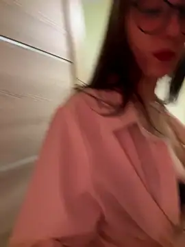 Snapshot of LuxBrunette_ chatting on March 16, 2026, 5:24 am LuxBrunette online show from March 16, 2026, 5:24 am