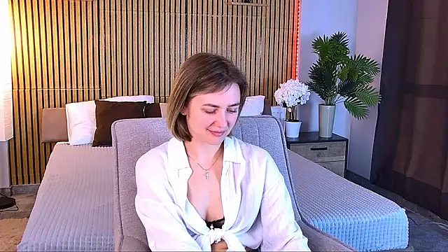 EmeraldGlow online show from April 28, 2026, 2:44 pm