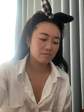 Molly-xiao online show from May 2, 2026, 3:55 am